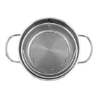 Panela com massa sendo escorrida